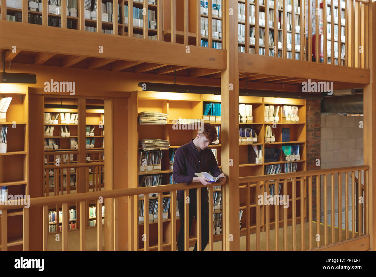 College-Studenten, die ein Buch in der Bibliothek Stockfoto