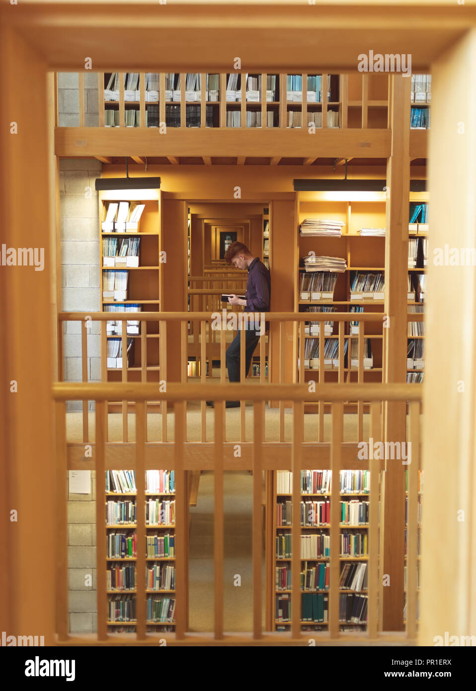 College-Studenten, die ein Buch in der Bibliothek Stockfoto