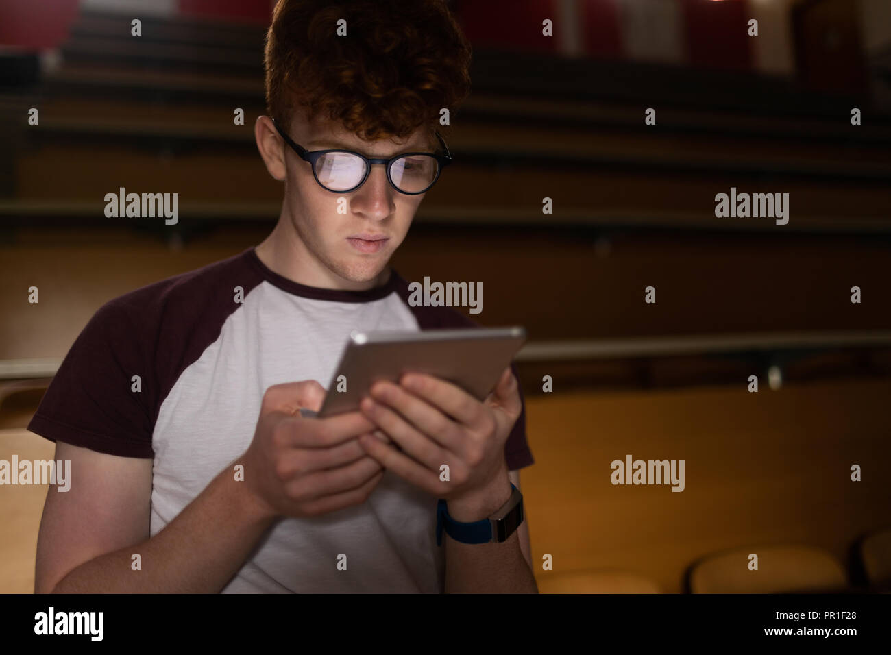 Student mit digitalen Tablette im Klassenzimmer Stockfoto