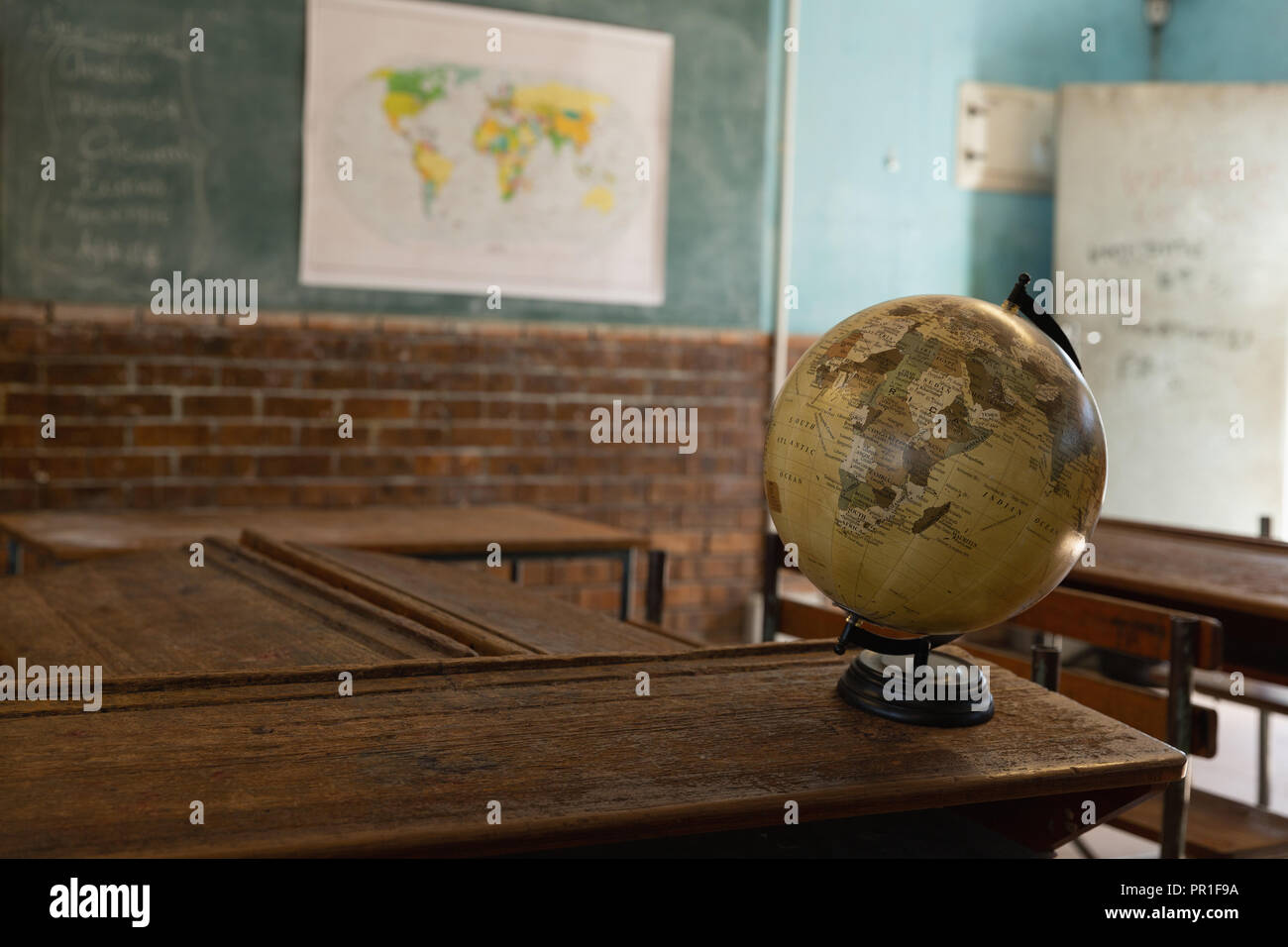 Globus im Klassenzimmer in der Schule Stockfoto