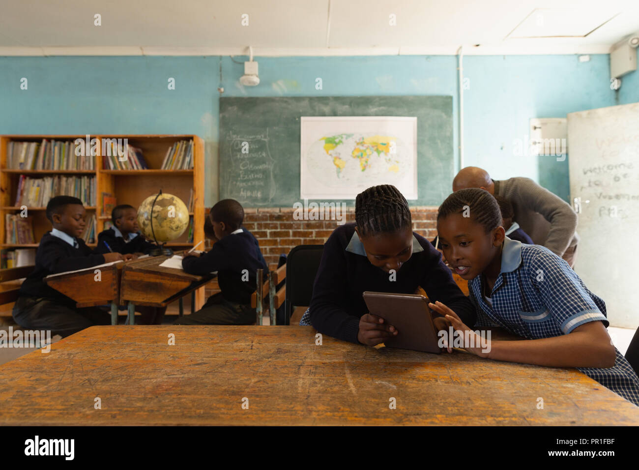 Schoolkids mit digitalen Tablette im Klassenzimmer Stockfoto