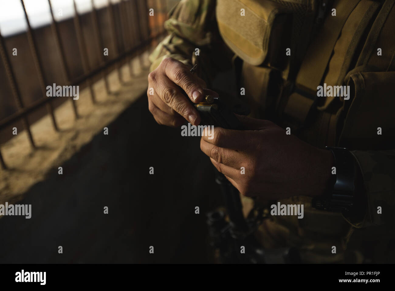 Militär Soldaten Kugeln laden im Magazin Stockfoto