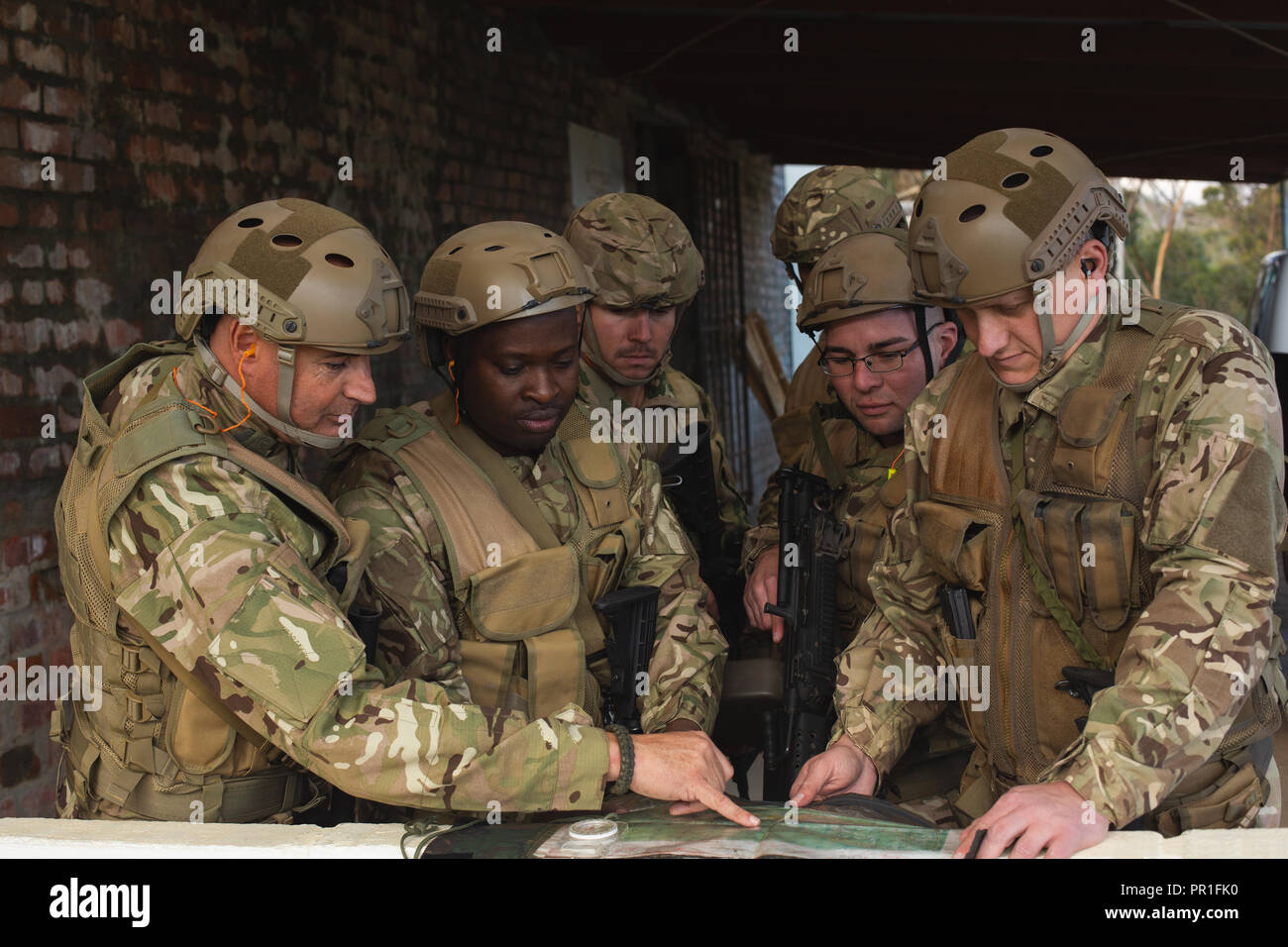 Militärs diskutieren die Karte Stockfoto