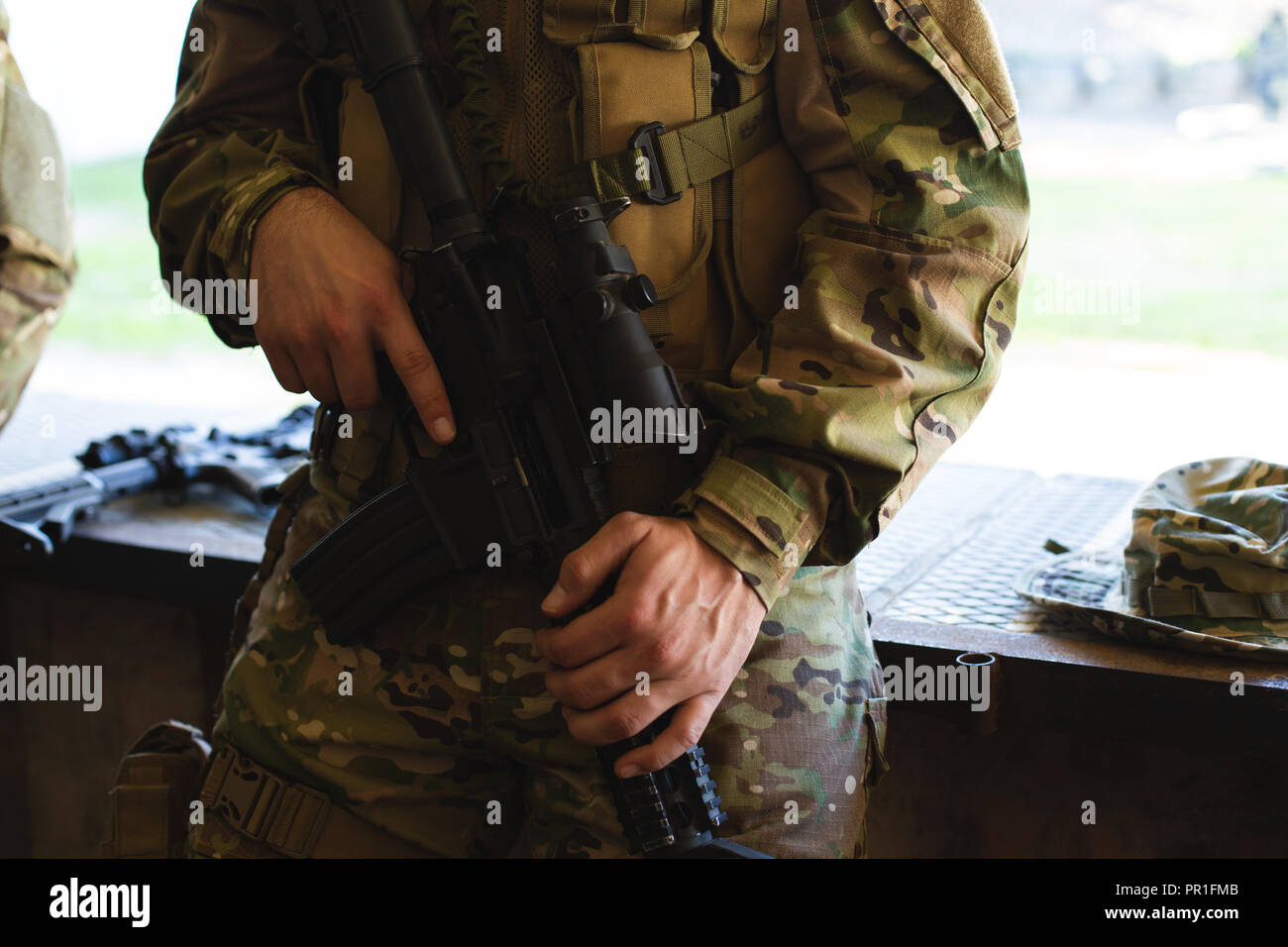 Militär Soldat stehend mit Gewehr während der militärischen Ausbildung Stockfoto