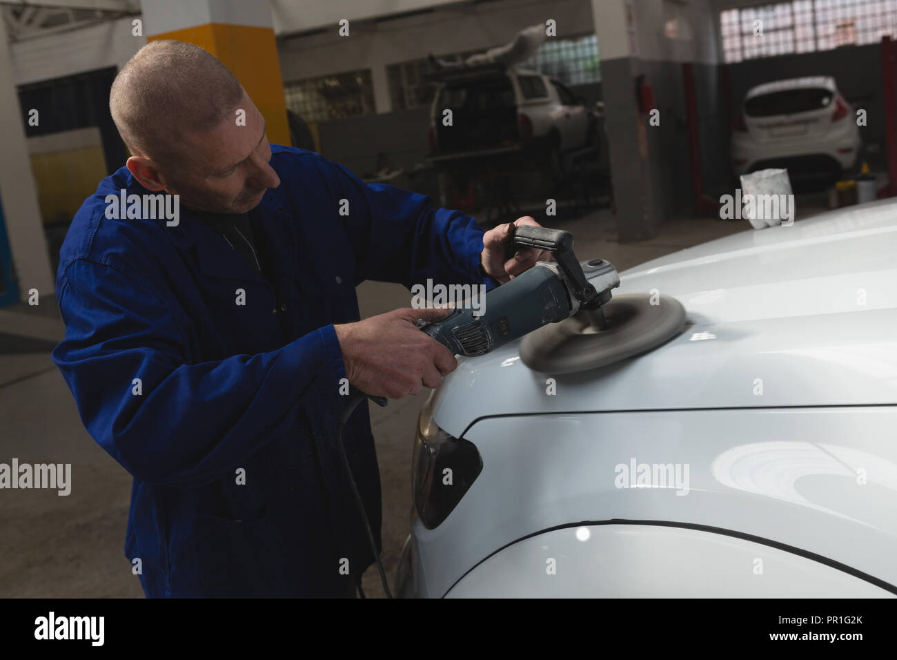 Mechanische polieren Auto in einer Garage. Stockfoto