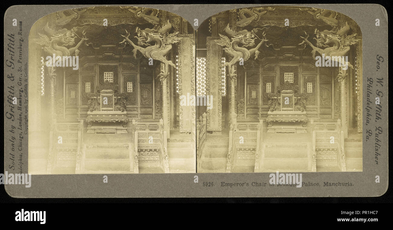 Die Mandschurei, Vorsitzende des Kaisers in Mukden Palace, der Mandschurei, Griffith und Grifith, Gelatine Silber, 1906, Ansicht der Thronsaal Stockfoto
