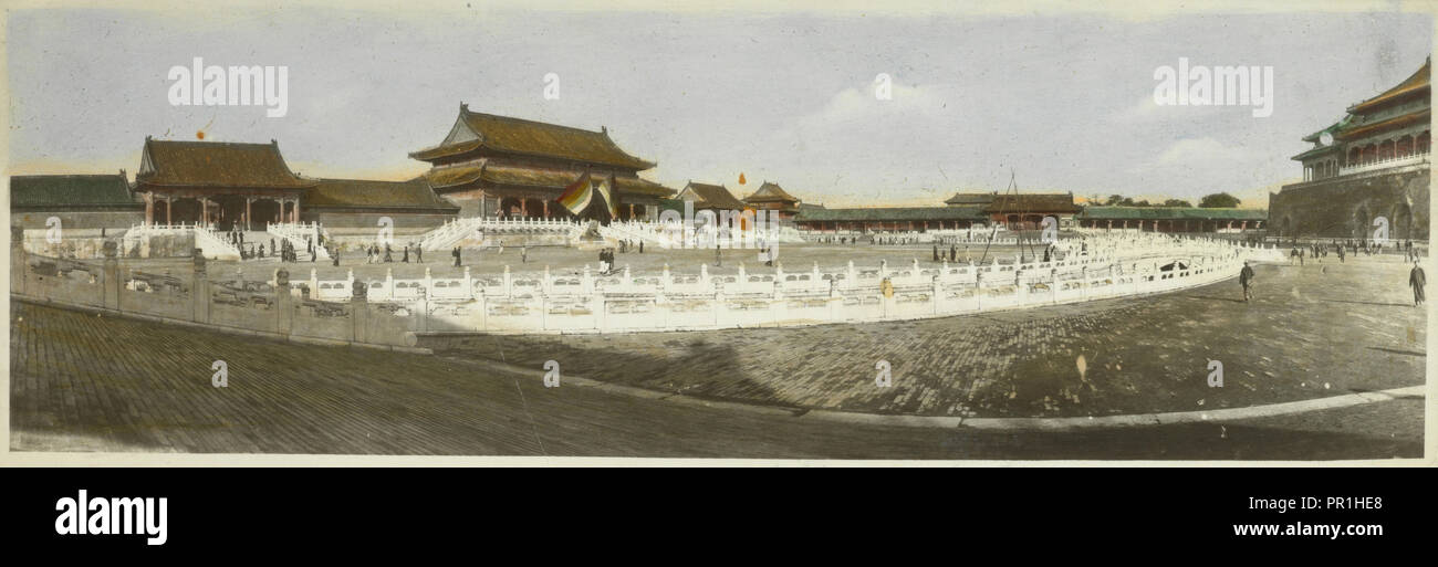 Blick auf den ersten Innenhof auf die Verbotene Stadt, Beijing, China, LeMunyon, C.E., von Hand gefärbt, Öl?, Gelatine Silber Stockfoto