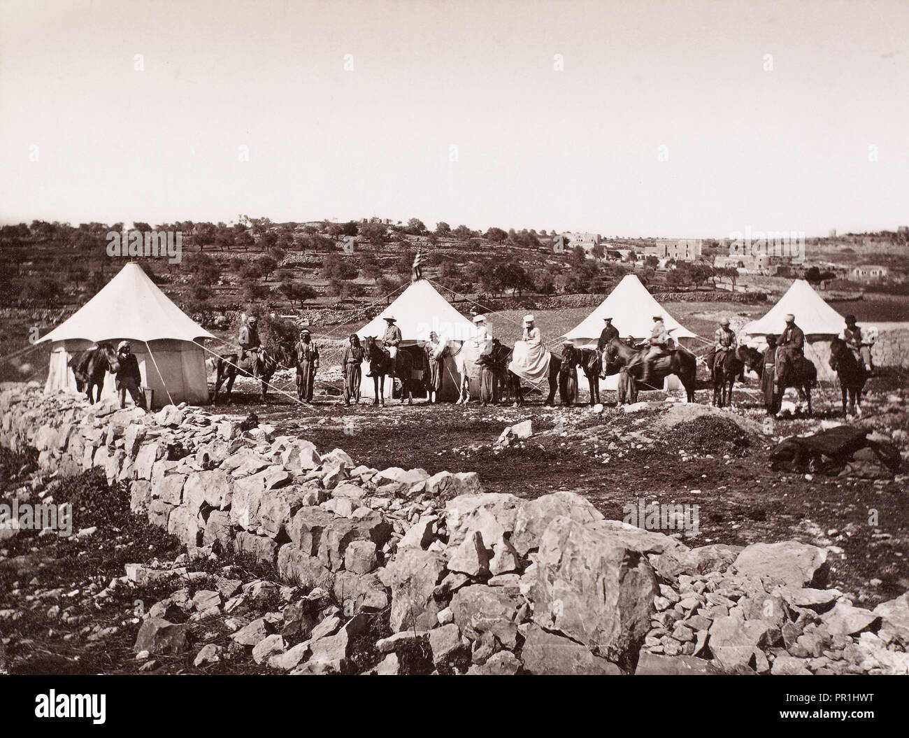 Lager der westlichen Touristen außerhalb Jerusalems, Orientalist Fotografie, Maison Bonfils, Albumen Print, 1880 s Stockfoto