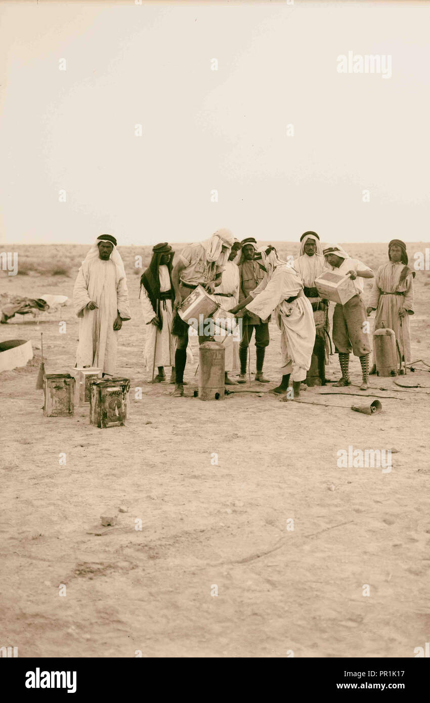 Heuschrecken Plage in Palästina. Methoden der Bekämpfung der Heuschreckenplage. Die Betankung der Flamme-werfer. 1930 Stockfoto