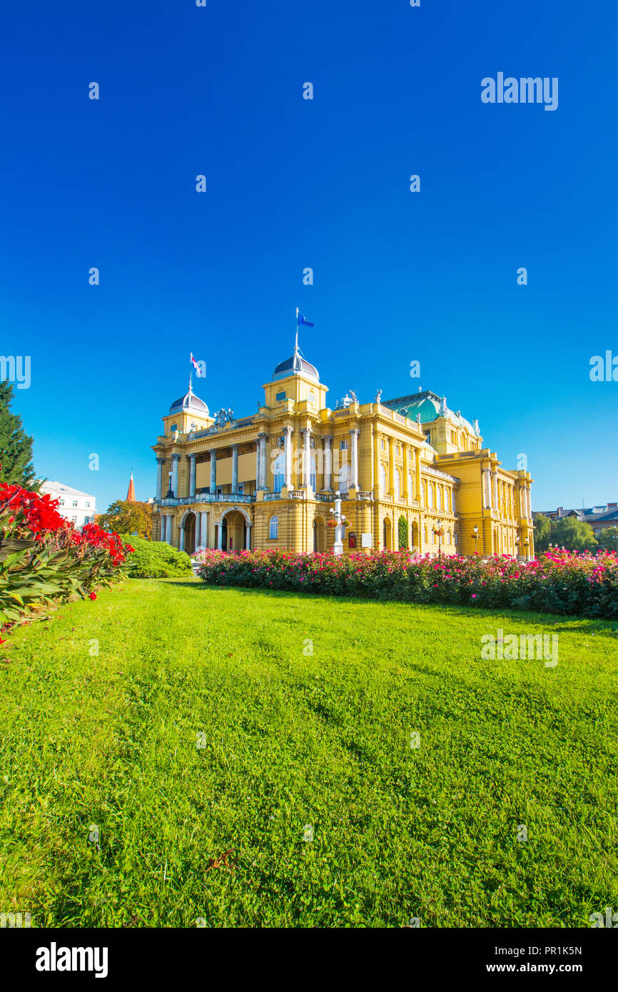 Kroatisches Nationaltheater Gebäude und Blumen im Park, Zagreb, Kroatien. Stockfoto