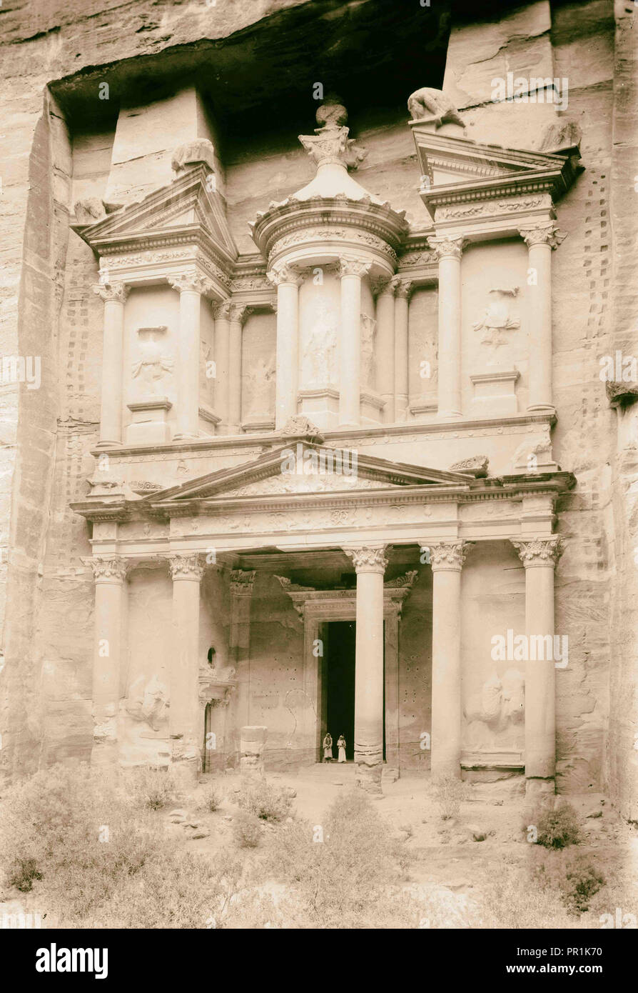 Petra (Wadi Musa). El-Khazneh. Die pedimented Portikus. Übersicht der Haupt- und der Südseite Türen. 1920, Jordanien, Petra Stockfoto