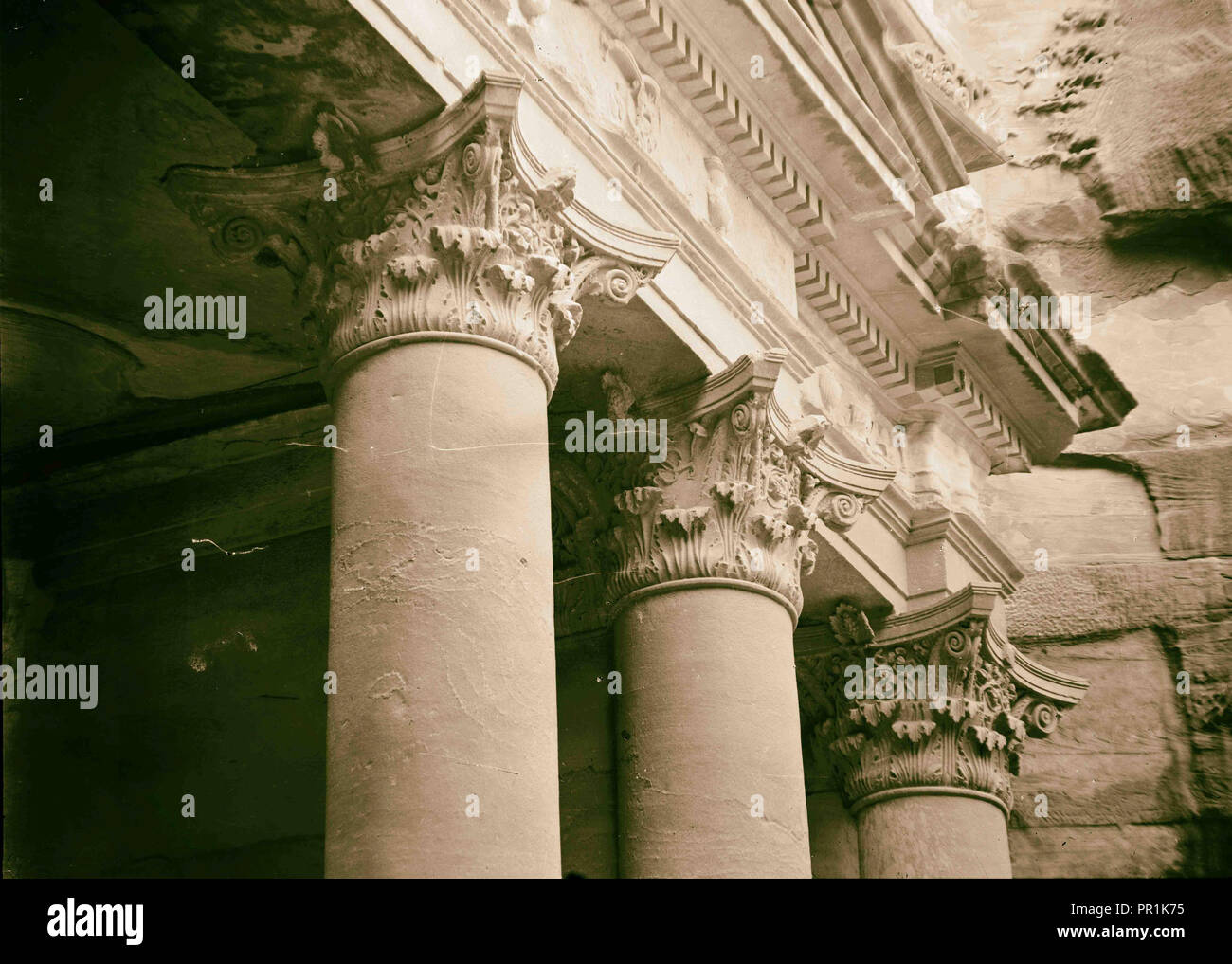 Petra (Wadi Musa). El-Khazneh. Die Hauptstädte der Portikus. Teleobjektiv mit komplizierten Details. 1920, Jordanien, Petra Stockfoto