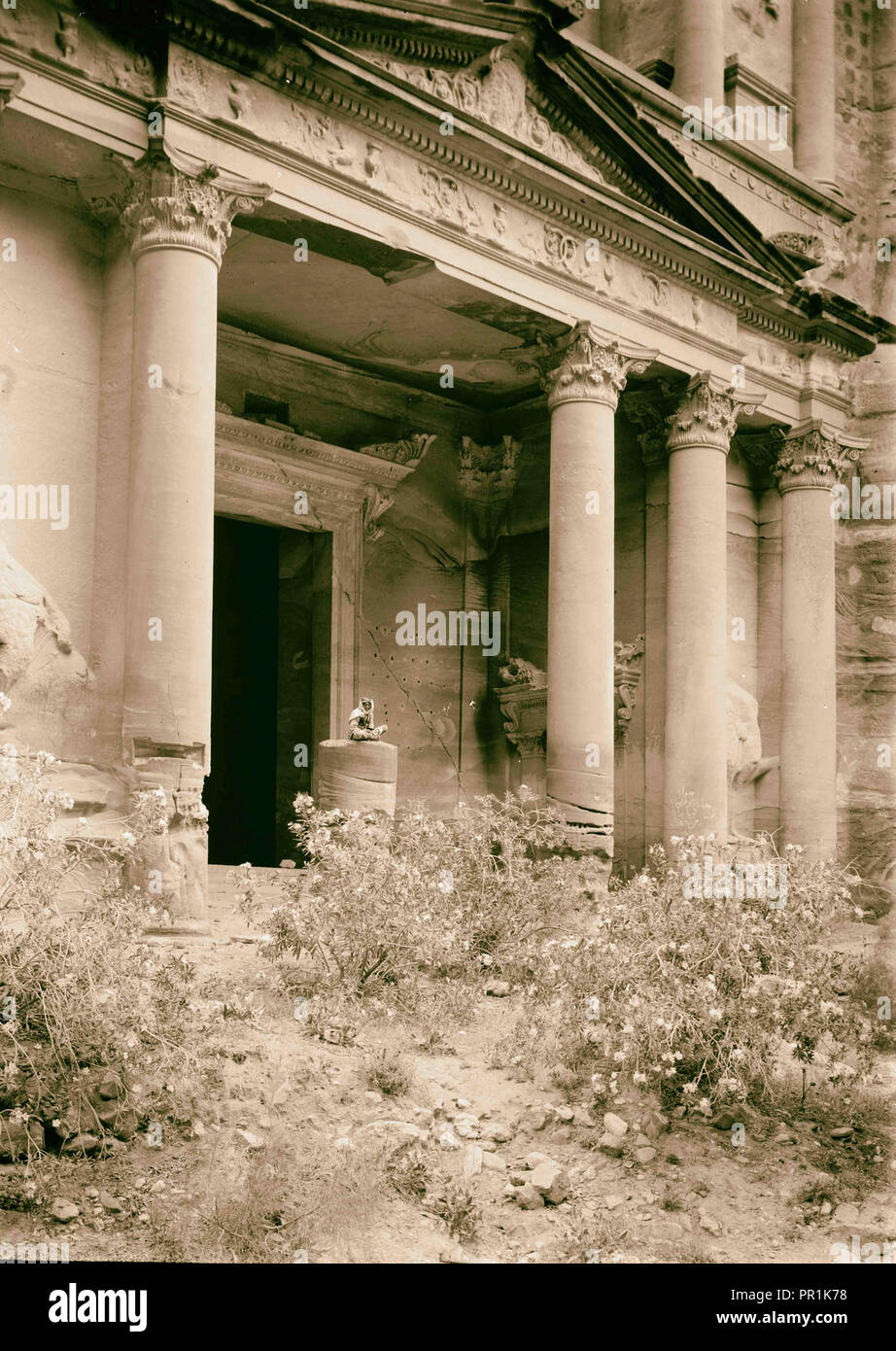 Petra (Wadi Musa). El-Khazneh. Die Tür. Gesehen durch die Vorhalle. 1920, Jordanien, Petra, ausgestorbene Stadt Stockfoto