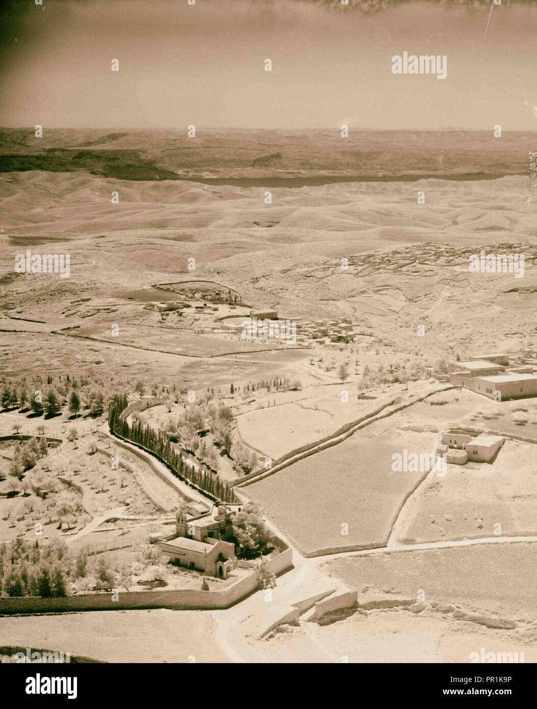 Jordan Valley, dem Toten Meer und Transjordanien. Infra-rot Foto vom Mt. der Oliven. Bethphage im Vordergrund. 1934, Jerusalem Stockfoto