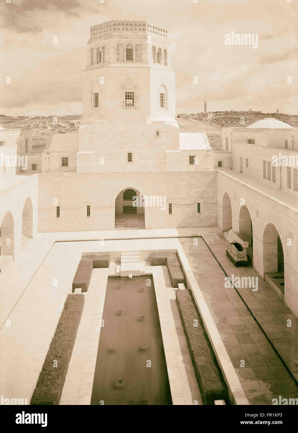 Museum (Rockefeller) Museum Turm & inneren Hof, E. (aufrecht). 1934, Jerusalem, Israel Stockfoto