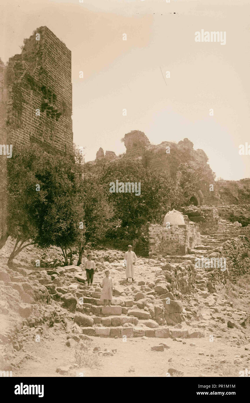 Margab Schloss. Ansatz zum Eingang des Schlosses; [Innenansicht von Kreuzfahrern Dom bei Tartous]. 1936, Syrien Stockfoto