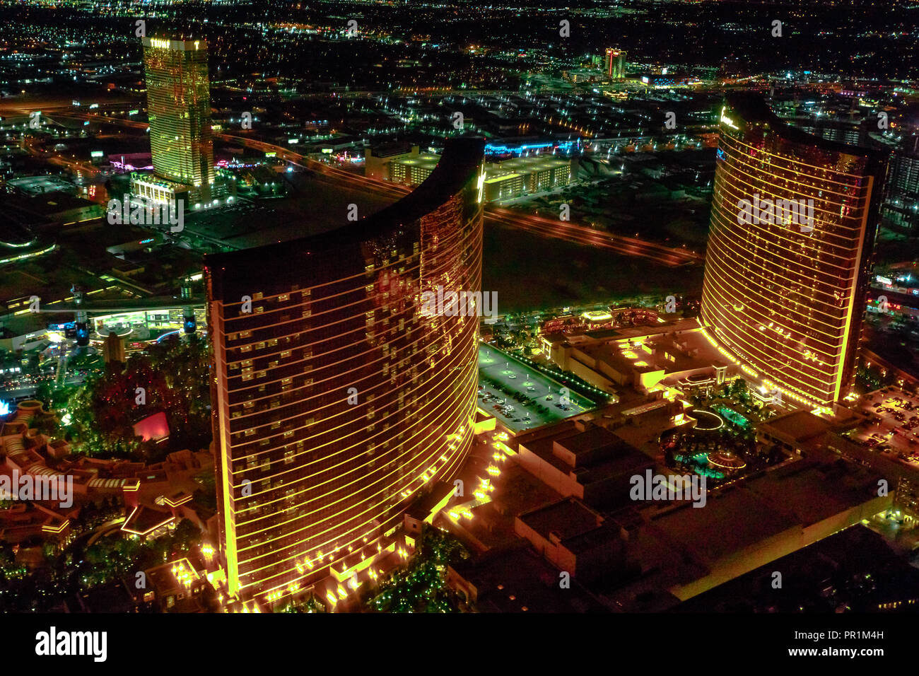 Las Vegas, Nevada, USA - 18. August 2018: Luftaufnahme der Skyline von Las Vegas bei Nacht beleuchtet. Rundflug über Wynn und Encore, Resort Hotel Casino 5-Sterne-Hotel in Las Vegas Strip. Stockfoto