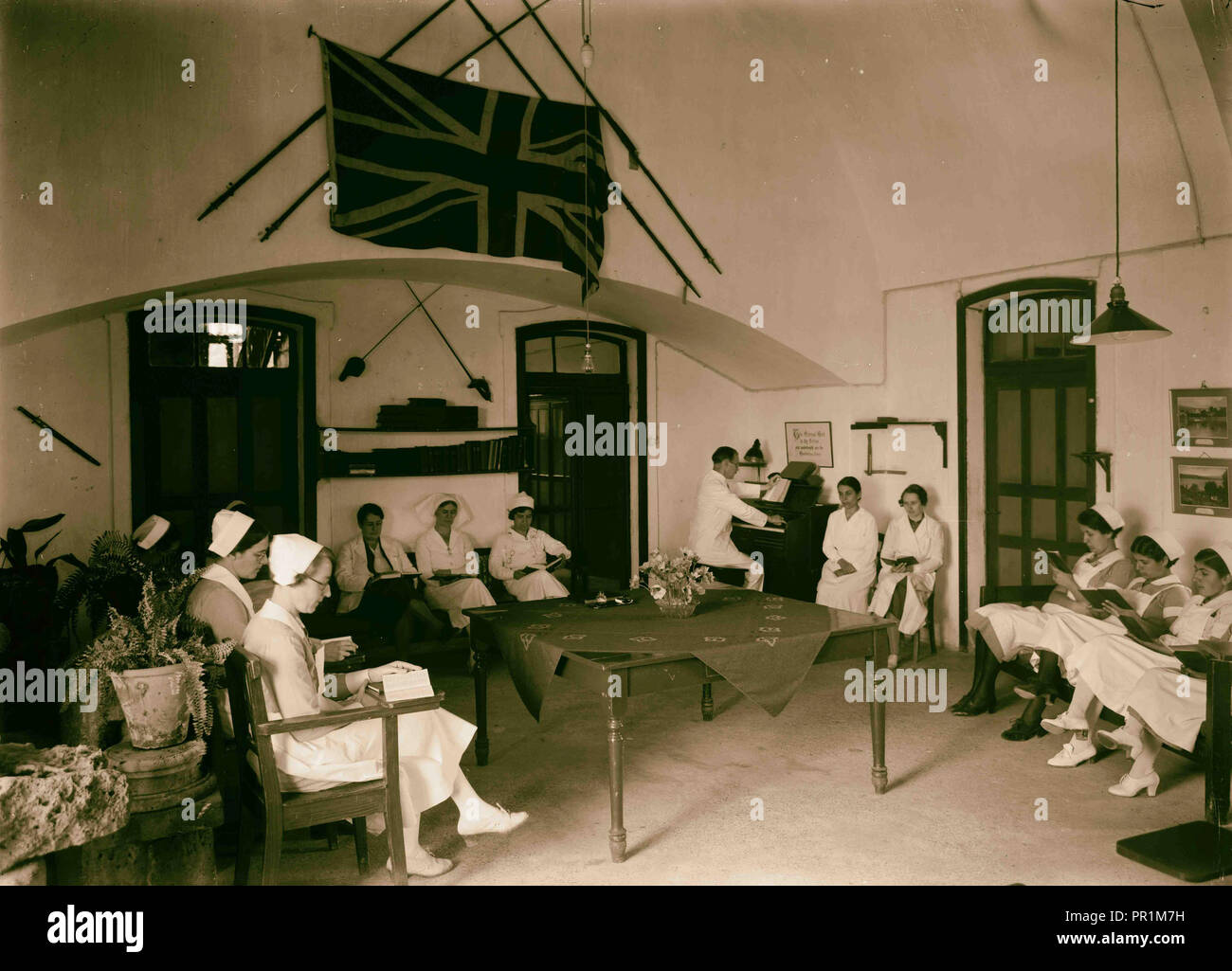 Scots Mission Hospital, Tiberias. Das Personal am Morgen Gebete. 1934, Israel, Tiberias Stockfoto