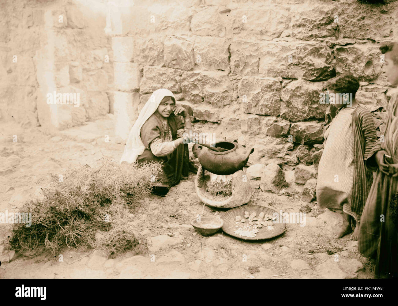 Bauer Arten Kochen in einem bäuerlichen Home. (Kochen Keramik Topf und Thorn Feuer) 1900, im Nahen Osten, Israel und/oder Palästina Stockfoto