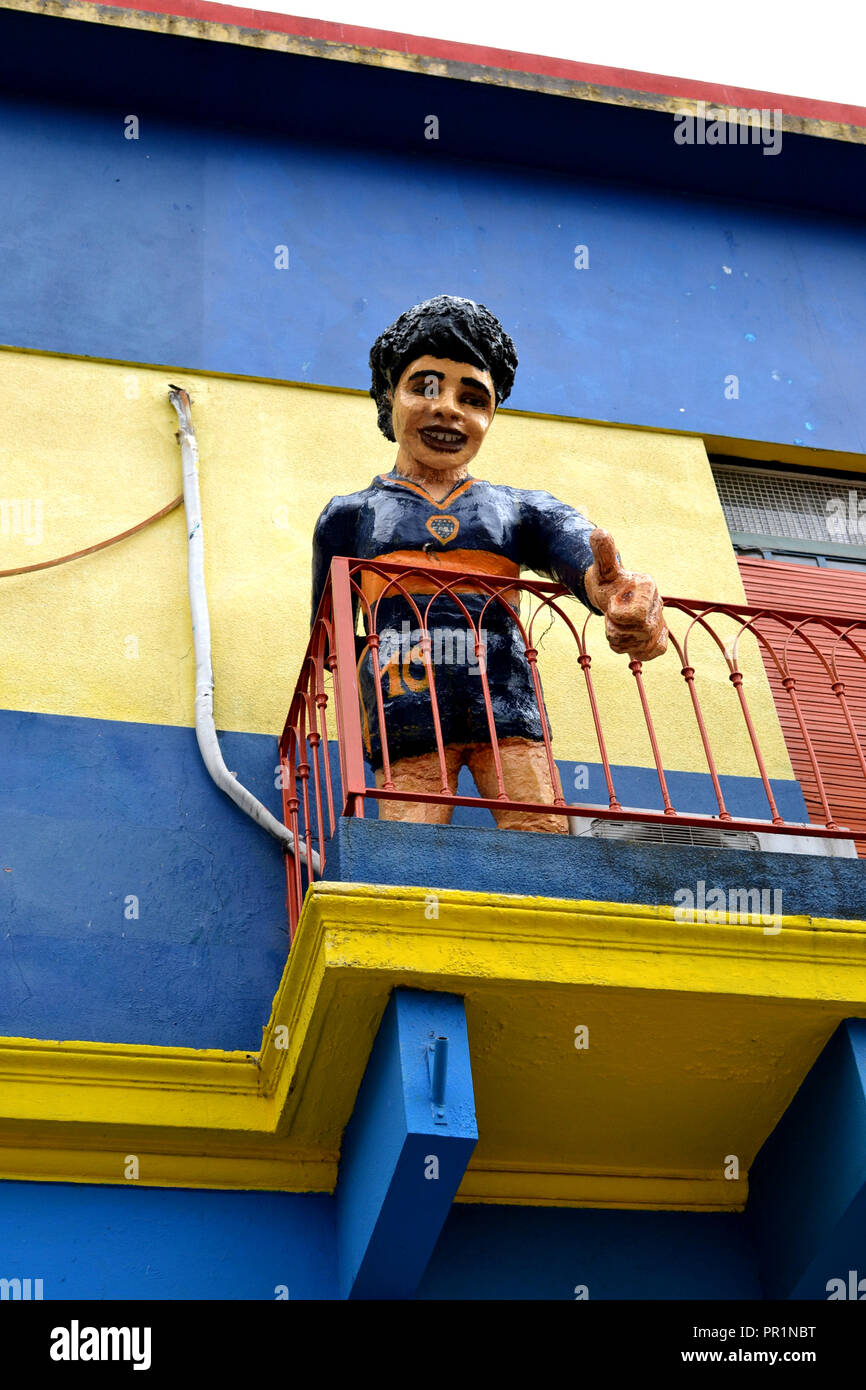 Papiermache Bild der Fußball-Star Diego Armando Maradona in einem Boca neighborhood Balkon in Buenos Aires, Argentinien. Stockfoto