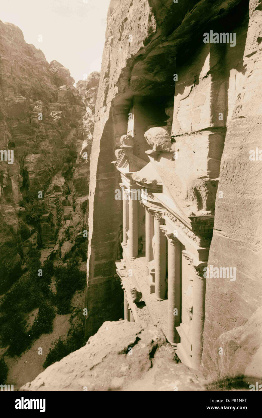 Obere Partie der El-Khazne. Schließen Seitenansicht, der Prekären gefährliche Höhe berücksichtigt. 1898 Al-Khazneh Stockfoto