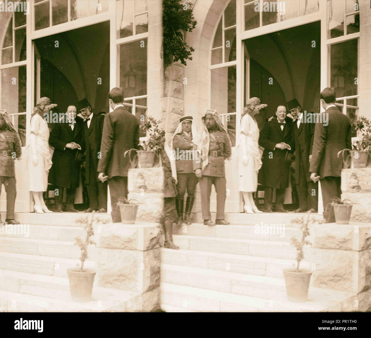 Der Emir Abdullah (dritter von links) mit Frau Churchill, Winston Churchill in Tür empfangen von Musa Kasim Pasha el-Husseini Stockfoto