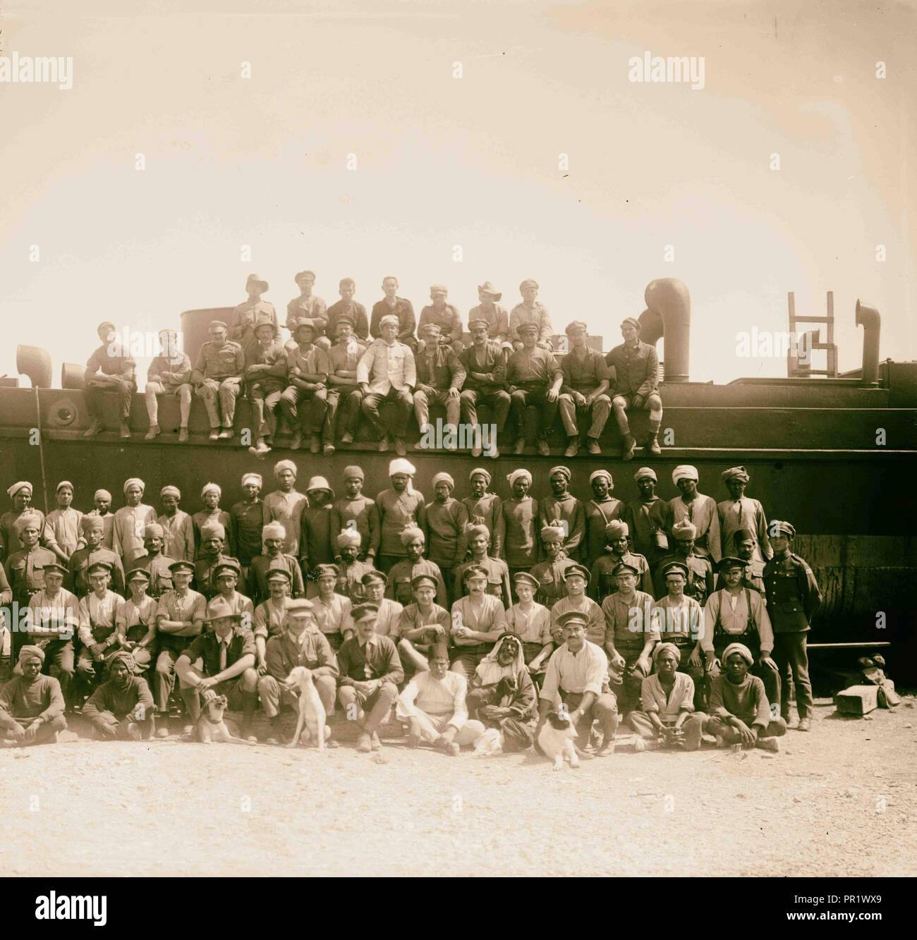 Britische Ingenieure mit deutschen Gefangenen, Bootsbau, Totes Meer, 1918. 1918 Stockfoto