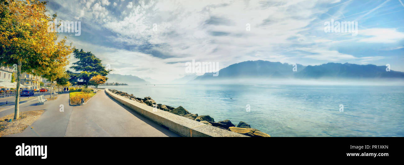 Panoramablick auf den Genfer See mit schönen Damm in Vevey Stadt. Kanton Waadt, Schweiz Stockfoto