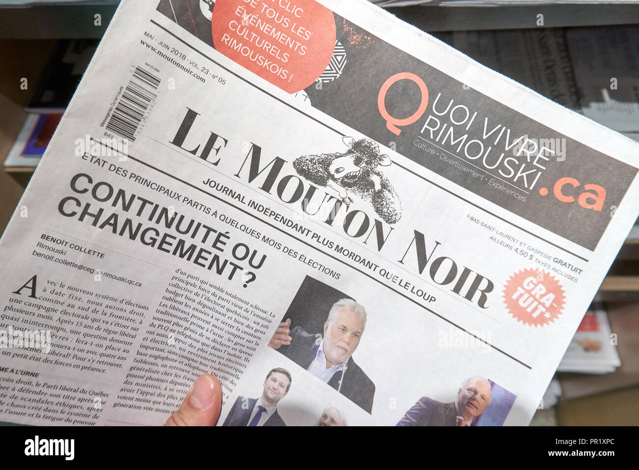 MONTREAL, KANADA - 14. SEPTEMBER 2018: Le Mouton Noir Zeitung in einer Hand Stockfoto