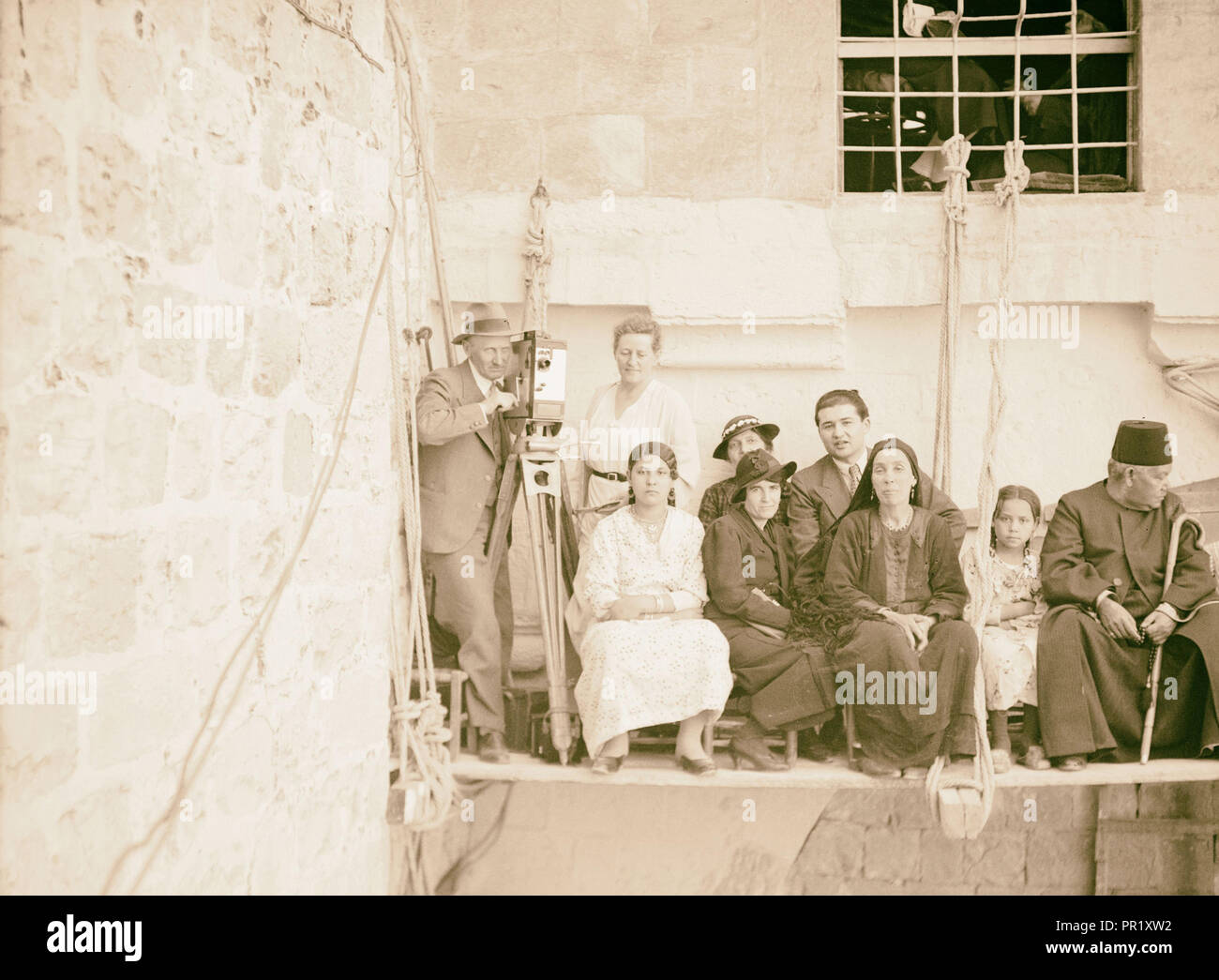 Eric und Edith Matson mit Film Kamera, stehend auf der Plattform von Gebäude ausgesetzt ist, mit anderen Menschen, Jerusalem?. 1925 Stockfoto