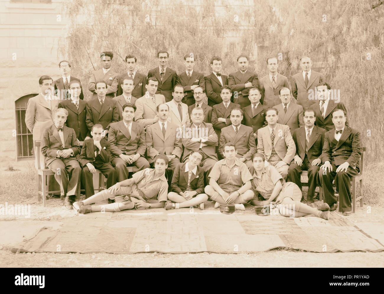 Arabische Mitarbeiter an der P.B.S. [D. h., Palästina Broadcasting Service] große Gruppe. Foto zeigt (erste Reihe, zweite von links) Fahd Stockfoto