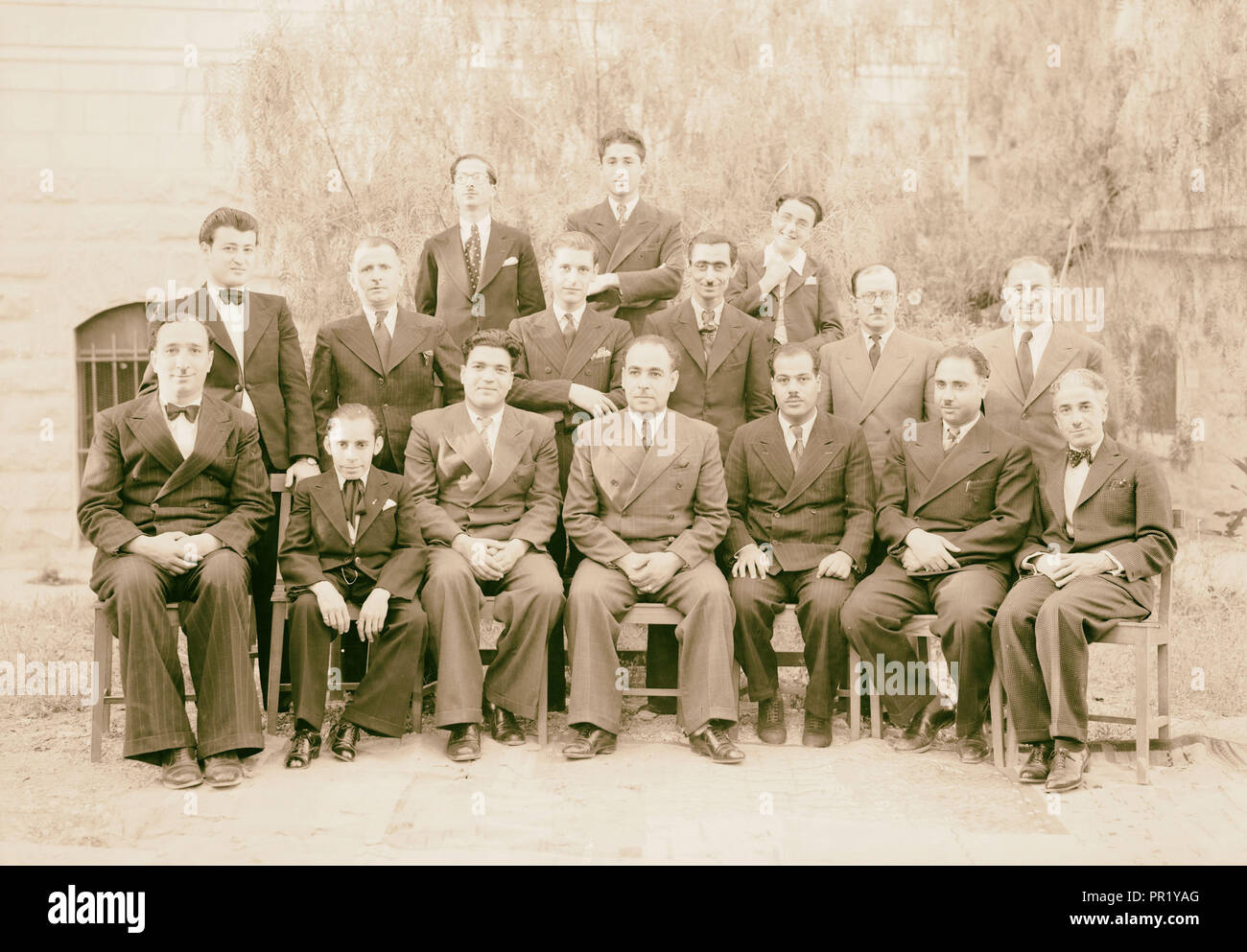 Arabische Mitarbeiter an der P.B.S. [D. h., Palästina Broadcasting Service] Andere kleinere Gruppe mit Messenger Jungen, Jerusalem Stockfoto