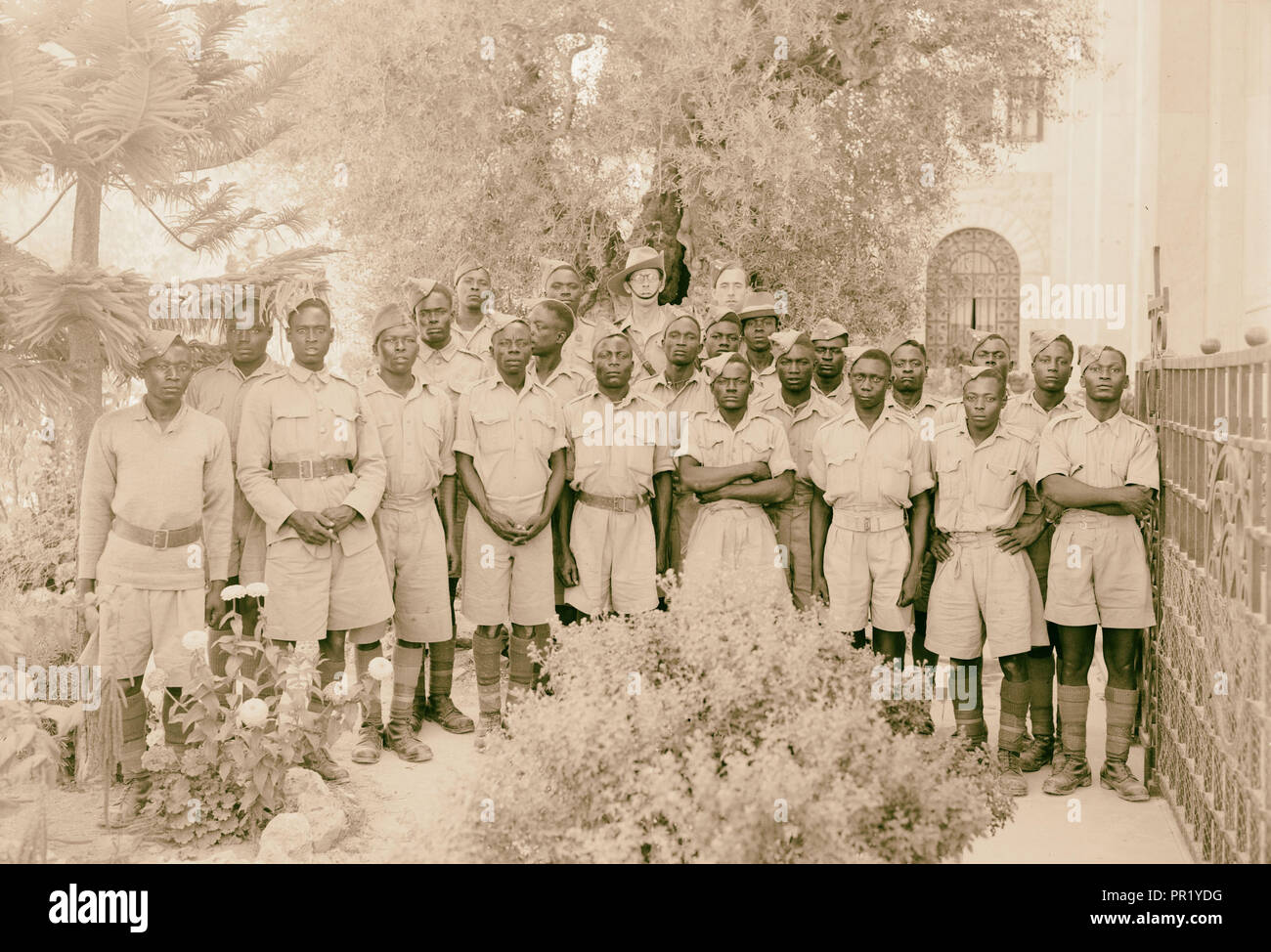 Gruppe von ostafrikanischen Soldaten (schwarz) im Garten von Gethsemane. 1940, Jerusalem, Israel Stockfoto