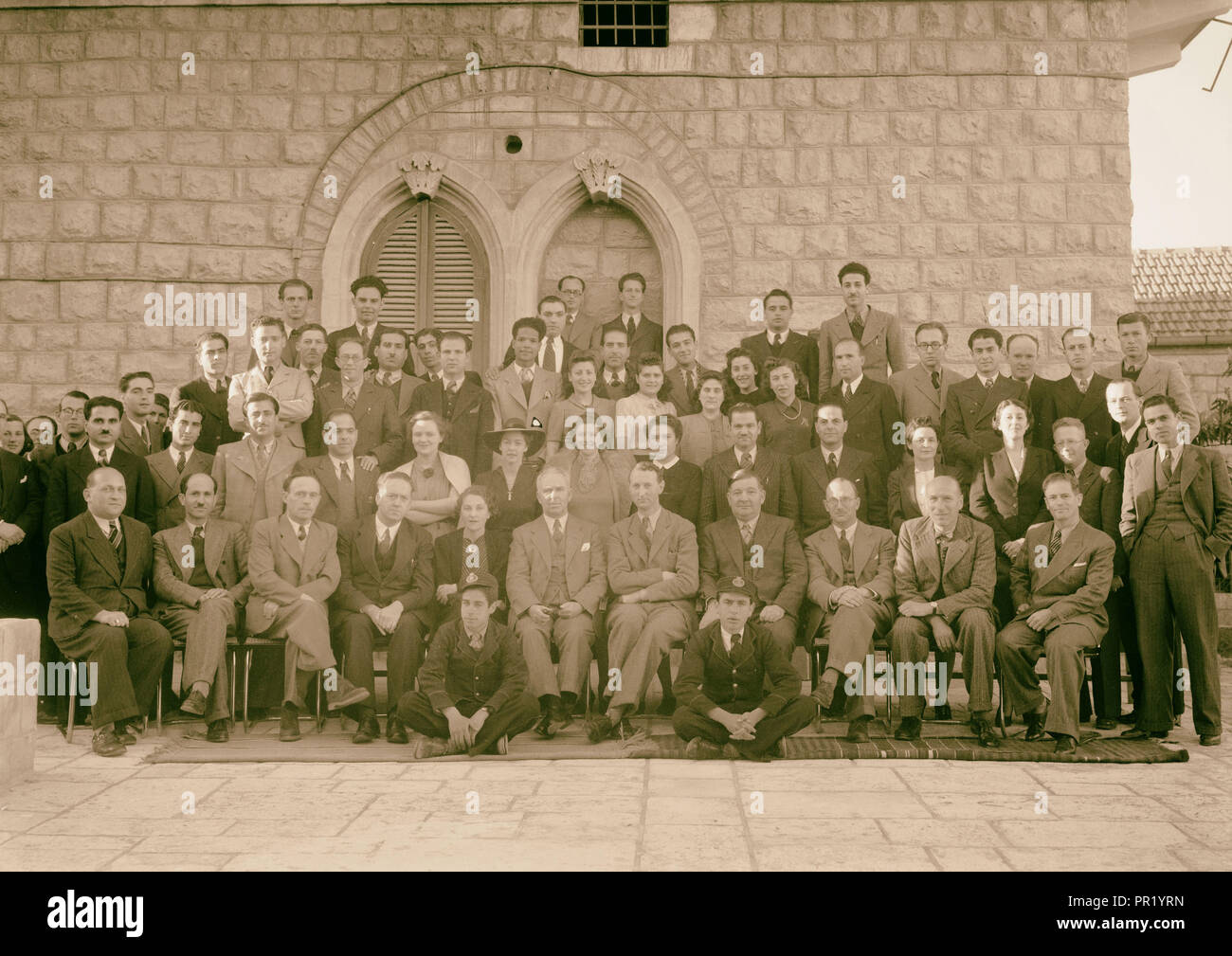 Gruppe an P.B.S. [D. h., Palästina Broadcasting Service], Herr Pastou Abschied, März 1942. 1942, Jerusalem Stockfoto