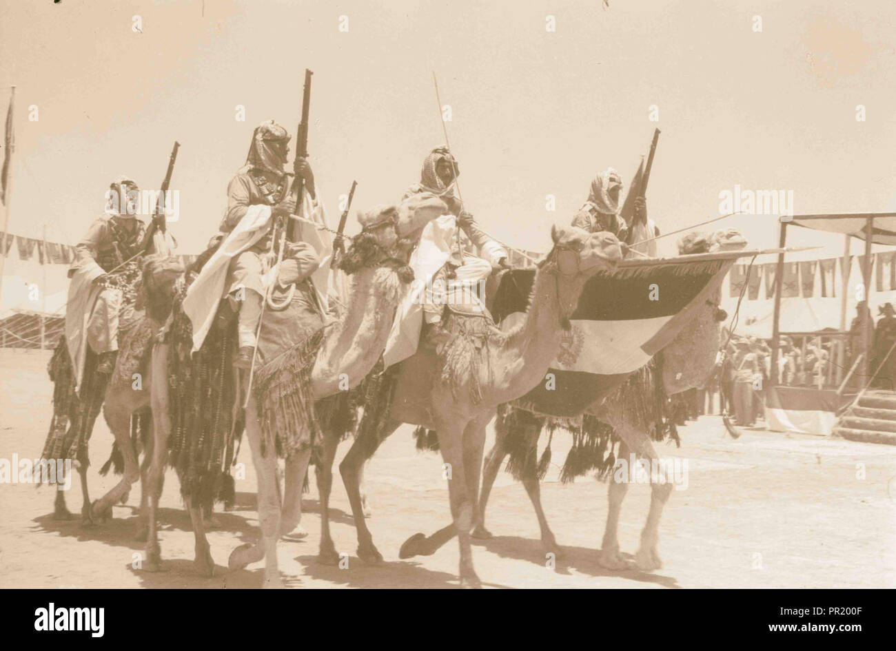 Krönung von König Abdullah in Amman. Farbe Partei "Absenken der Farben', wenn Sie salutierte Base vor dem König. Stockfoto