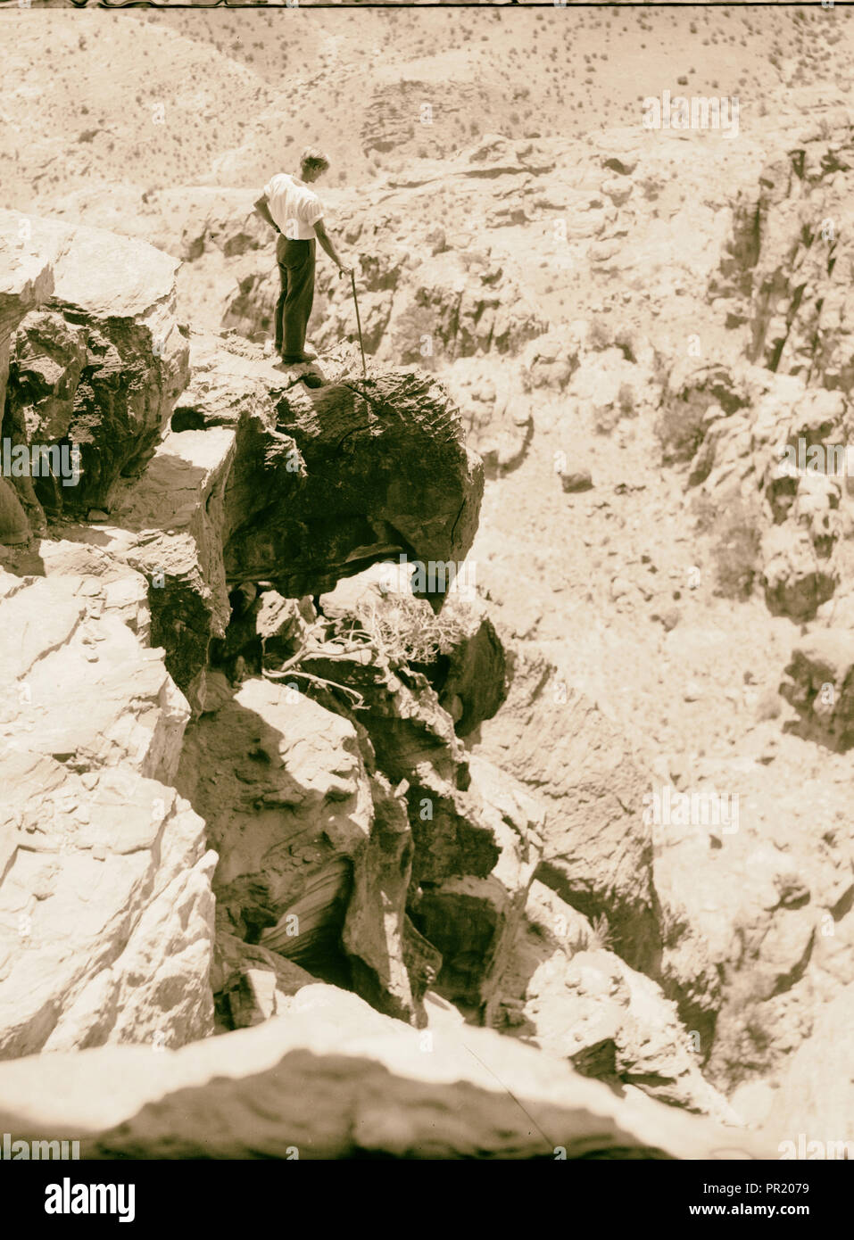 Petra. Umm el-Biyarah. (Früheste Nabatean Hochburg). Klippen mit Abstieg. 1920, Jordanien, Petra, ausgestorbene Stadt Stockfoto
