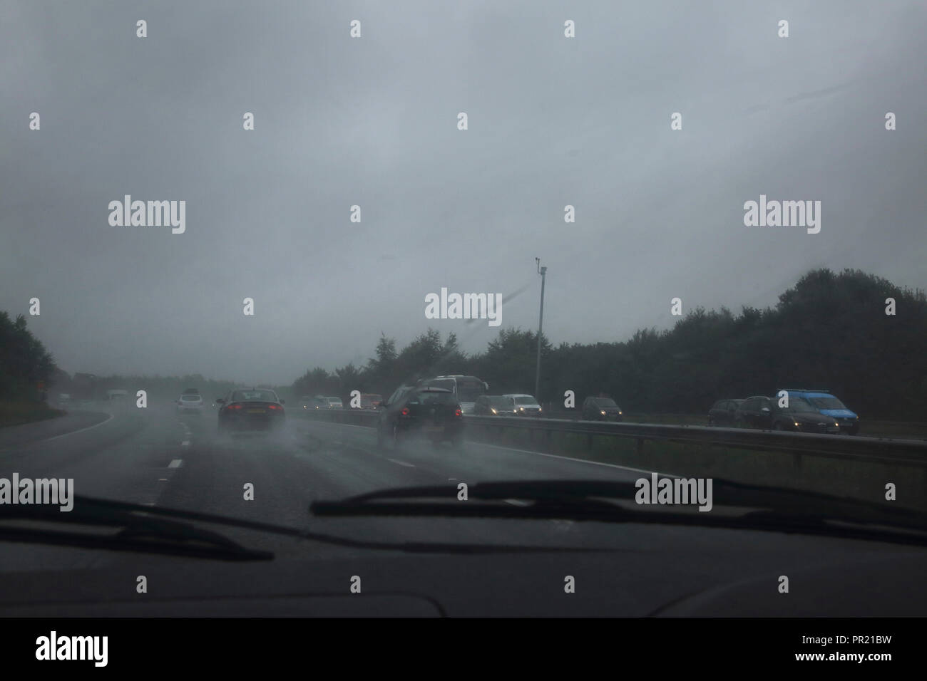 Verkehr In Heavy Rain auf M3 Südengland Blick durch die Frontscheibe Stockfoto