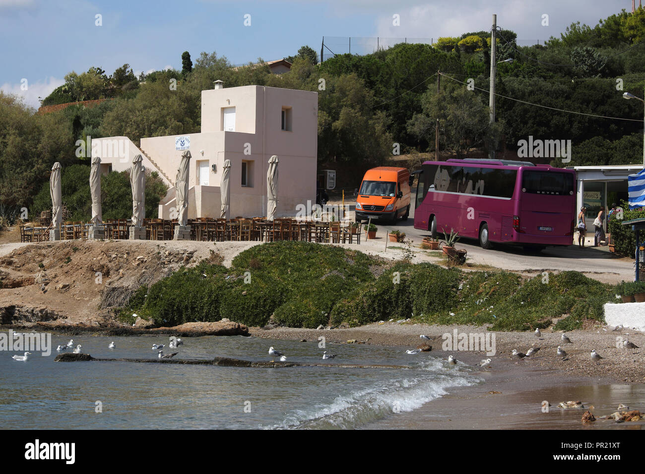 Attika Griechenland Sounion Strand Trainer Stoppen durch Restaurant Stockfoto