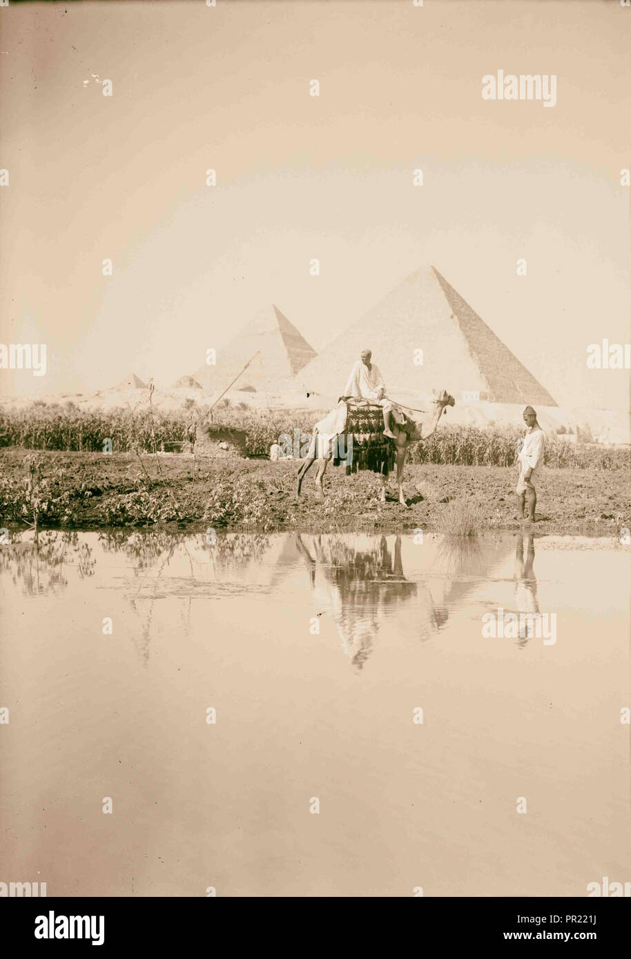 Ägypten. Pyramiden von Gizeh. Die drei Pyramiden. Camelrider & Reflexionen in foregr [Sound]. 1934, Ägypten, Jīzah, Trang Stockfoto