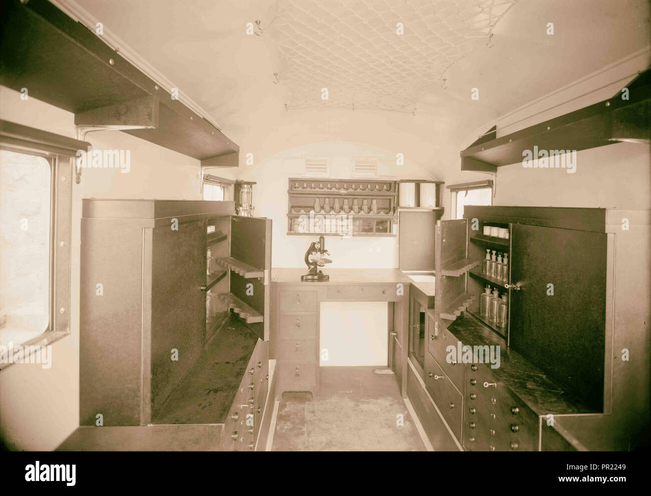 Mobile medizinische Einheit für Beduinenstämme in Transjordanien. Die dispensary Van. Interieur. 1934, Jordanien Stockfoto
