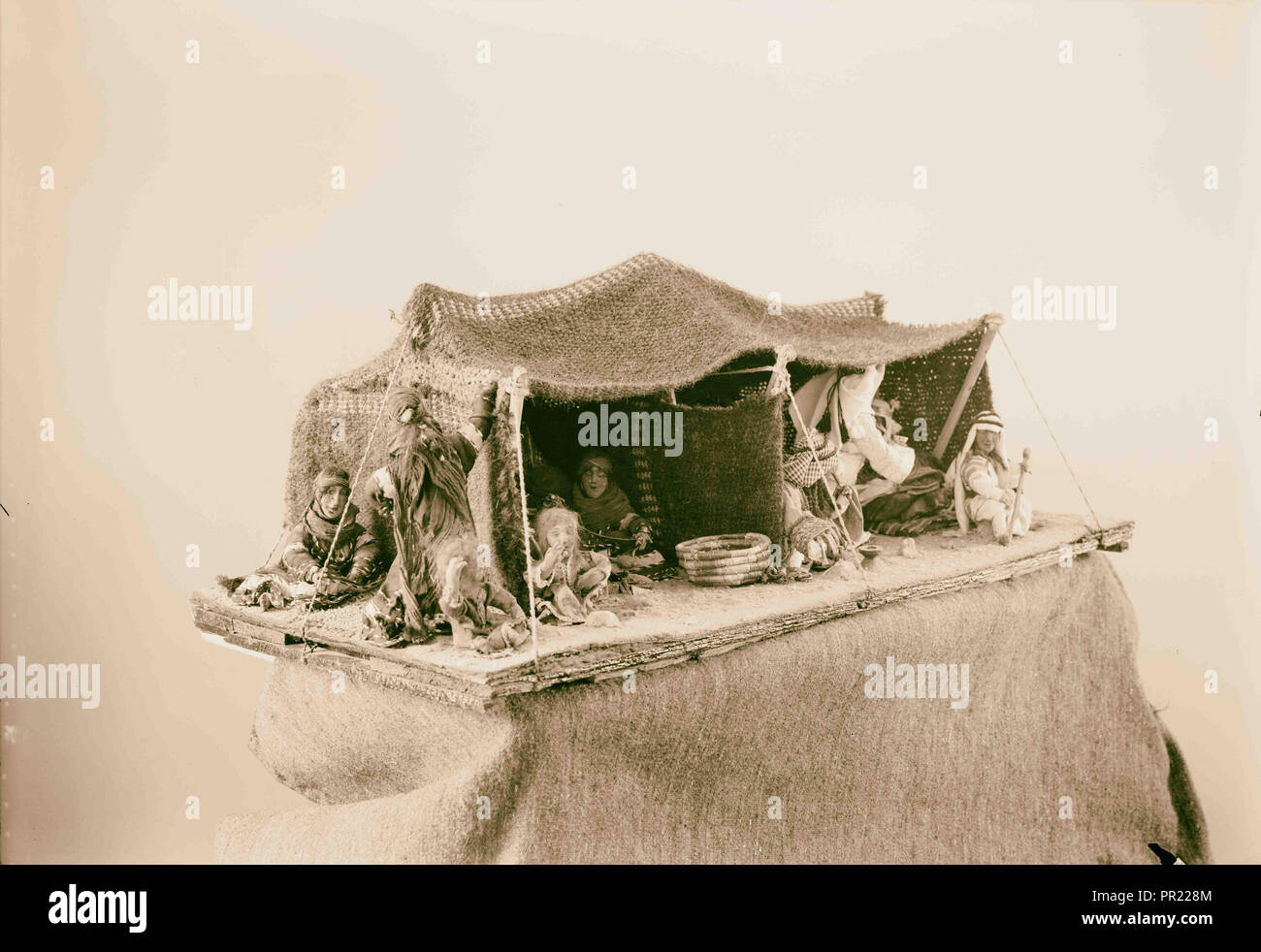 Modelle für Frau Bowen. Modell der Beduinenzelt. Nadel arbeiten. 1934, Naher Osten Stockfoto