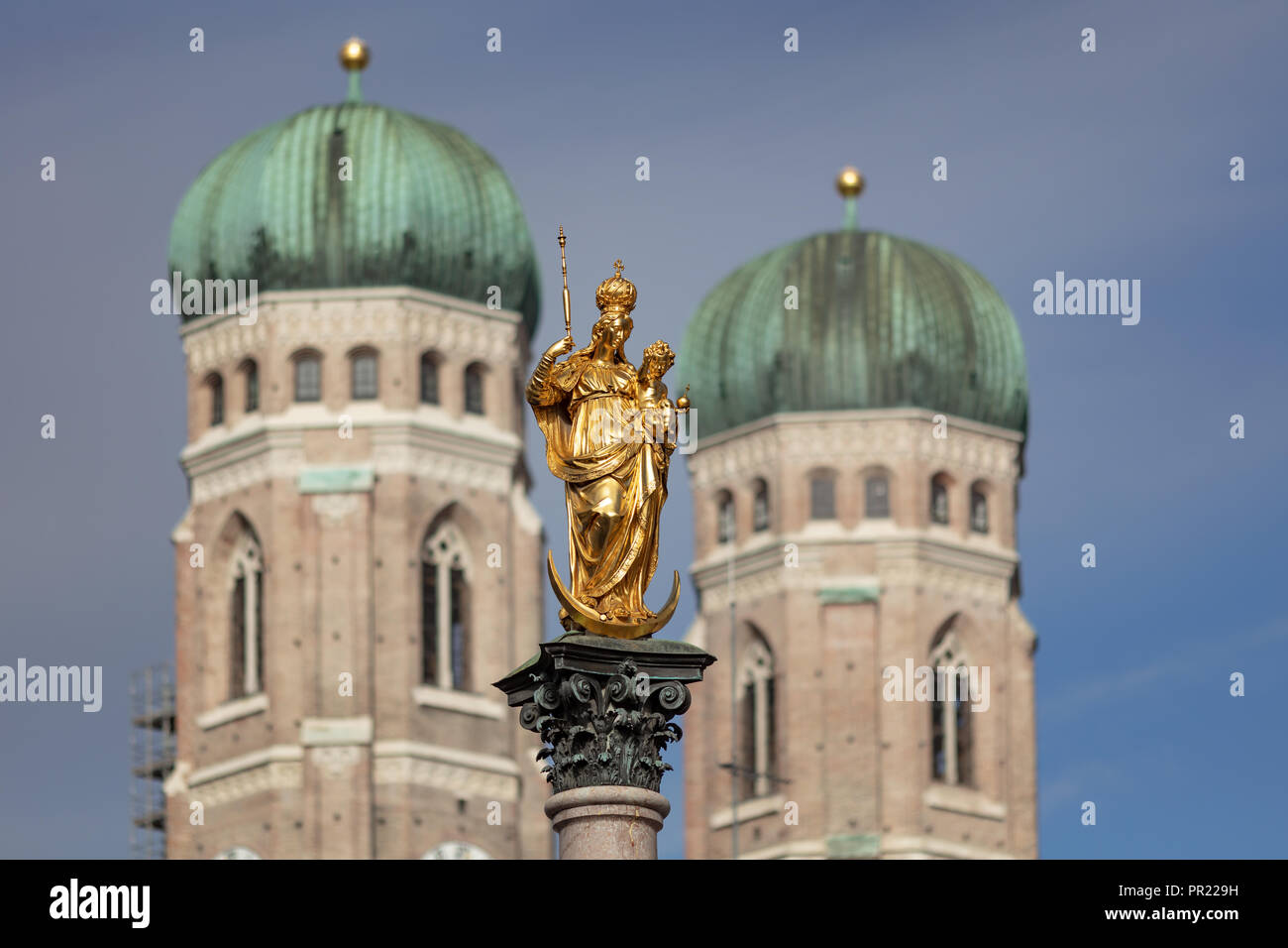 Saint Mary Spalte auf Santa Maria Square in München, Deutschland, und die Türme der St. Maria Kirche im Hintergrund Stockfoto
