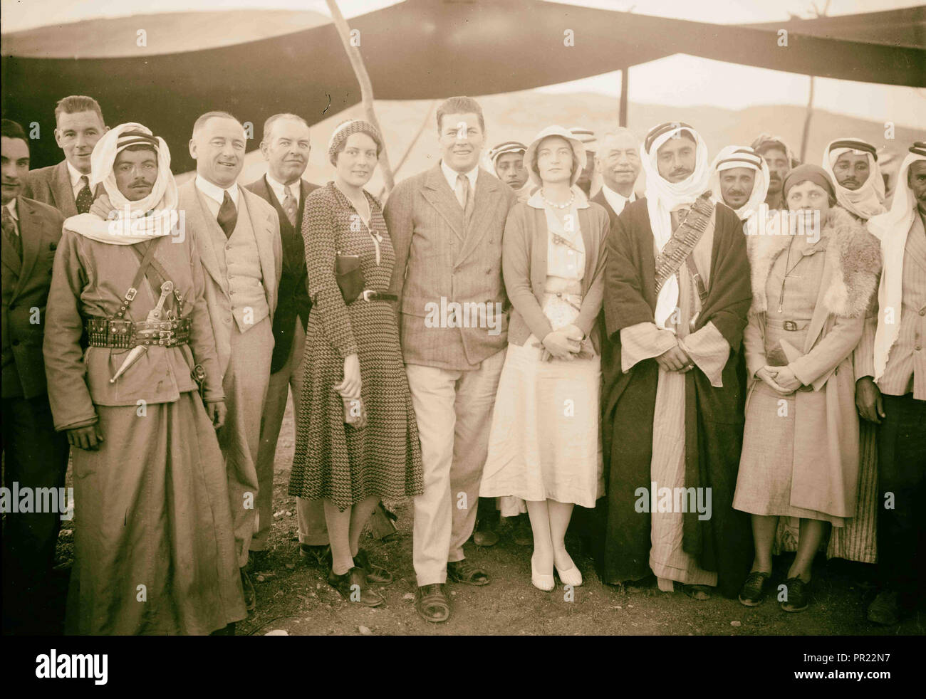 Herr & Frau Tunney [?] bei Beduinen Camp mit Sheik Majid am Shumet Kimrin [?] Herr & Frau La Gorce, März 1931. 1931, Naher Osten Stockfoto