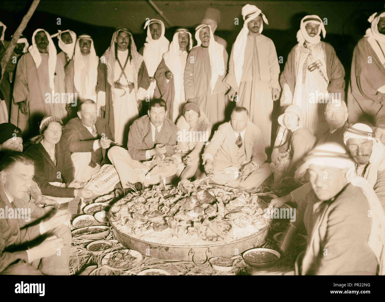Herr & Frau Tunney [?] bei Beduinen Camp mit Sheik Majid am Shumet Kimrin [?]. Herr & Frau La Gorce, März 1931. Speisen. 1931 Stockfoto
