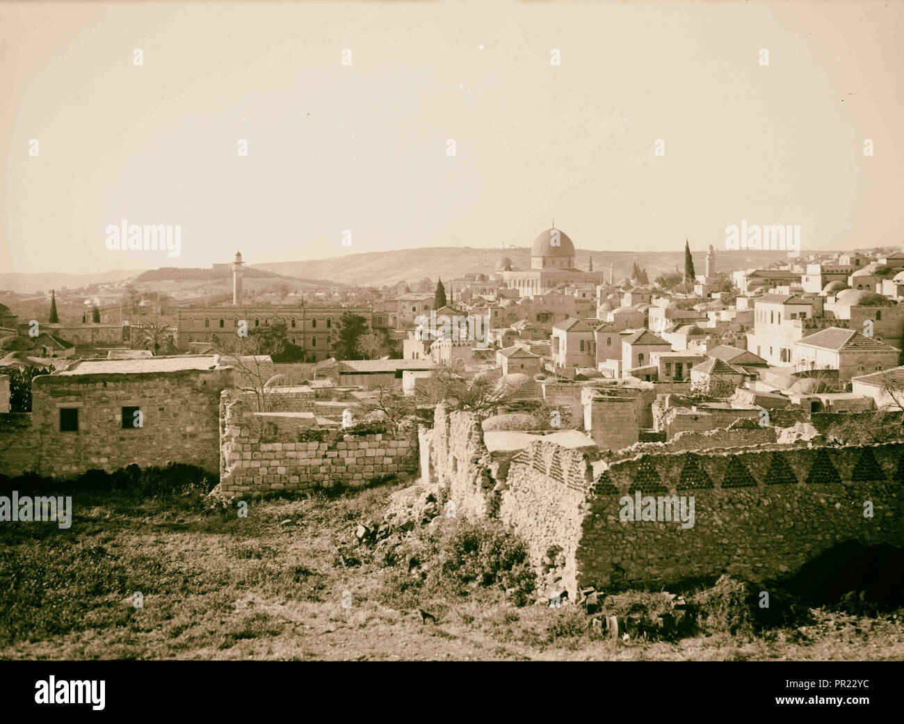 Blick auf Jerusalem aus der nördlichen Stadtmauer. Felsendom prominent in der Mitte des Fotos. 1934, Jerusalem, Israel Stockfoto
