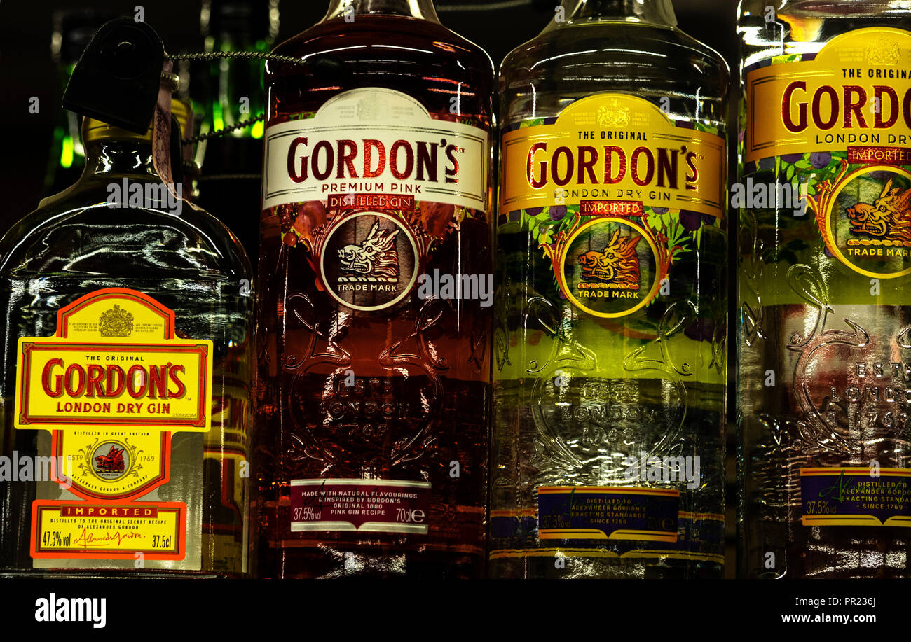 Gordon's Dry Gin Flaschen auf Store shel. Gordon's ist eine Marke der London Dry Gin erste im Jahr 1769 produziert. Die Märkte für Gordon's sind das Vereinigte Königreich, die Vereinigten Staaten und Griechenland. Stockfoto