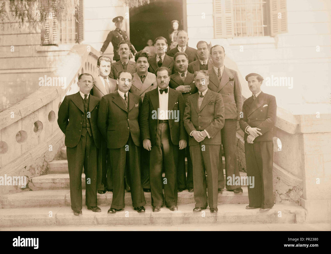 Rundfunk. P.B.S. [D. h., Palästina Broadcasting Service] arabische Musiker. Gruppe auf die Schritte der Haupteingang zum Gebäude. Stockfoto