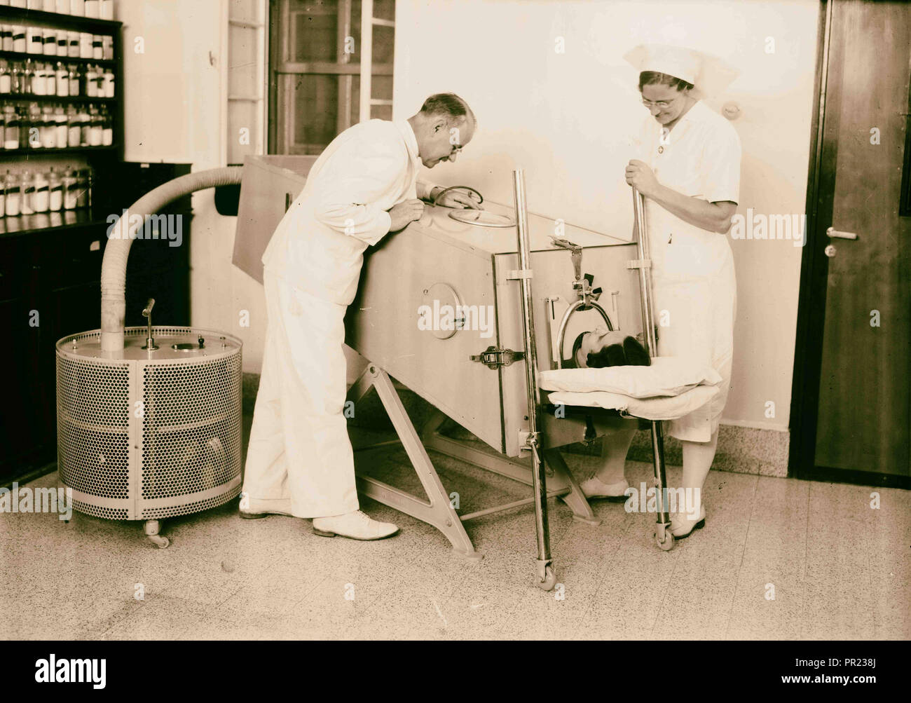 Die Schotten Mission Hospital. Die eiserne Lunge [?]. (Dr. Torrance, Schwester Lee, Patient Dow). 1940, Israel, Tiberias Stockfoto