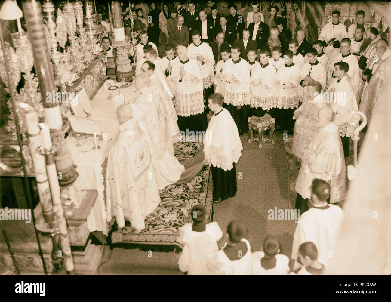 Kalender der religiösen Zeremonien in Jerusalem Ostern 1941 Ostern Altar vor dem Grab. Offertorium Stockfoto