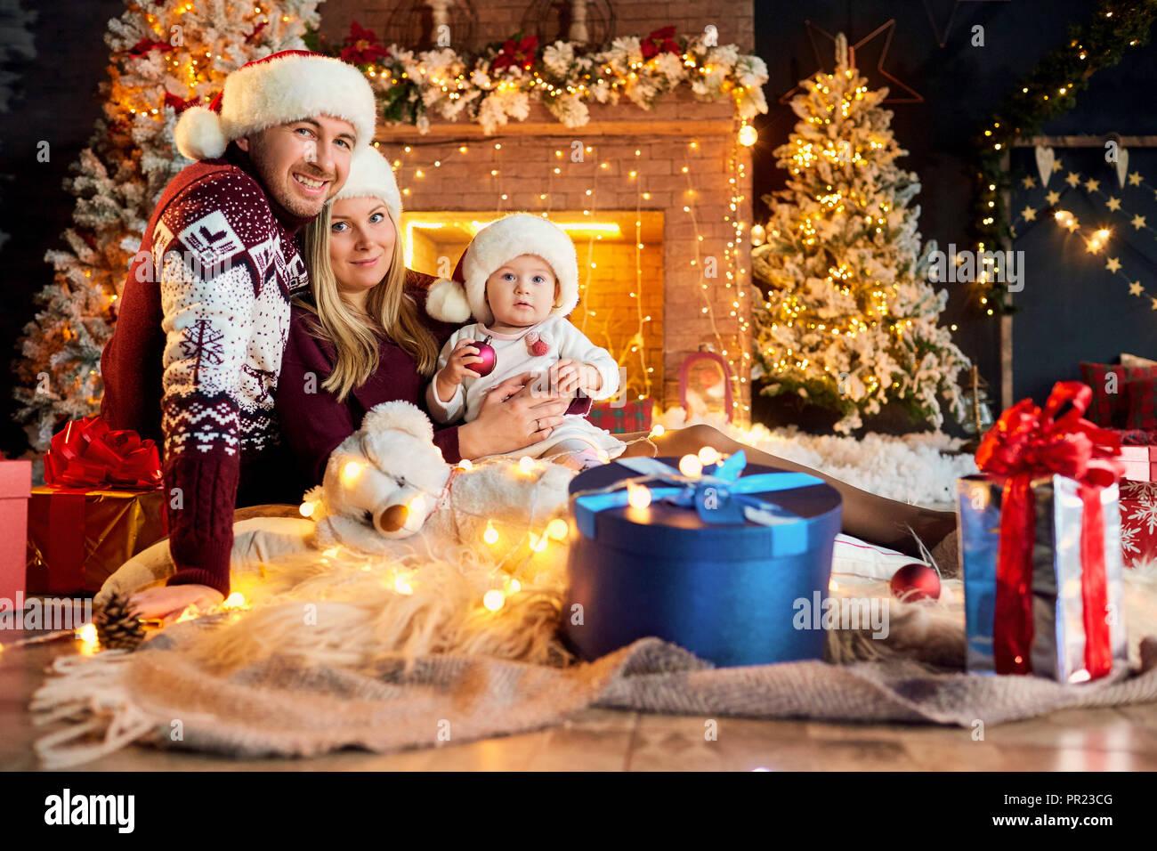 Glückliche Familie mit einem Baby in einem Weihnachten Zimmer. Stockfoto
